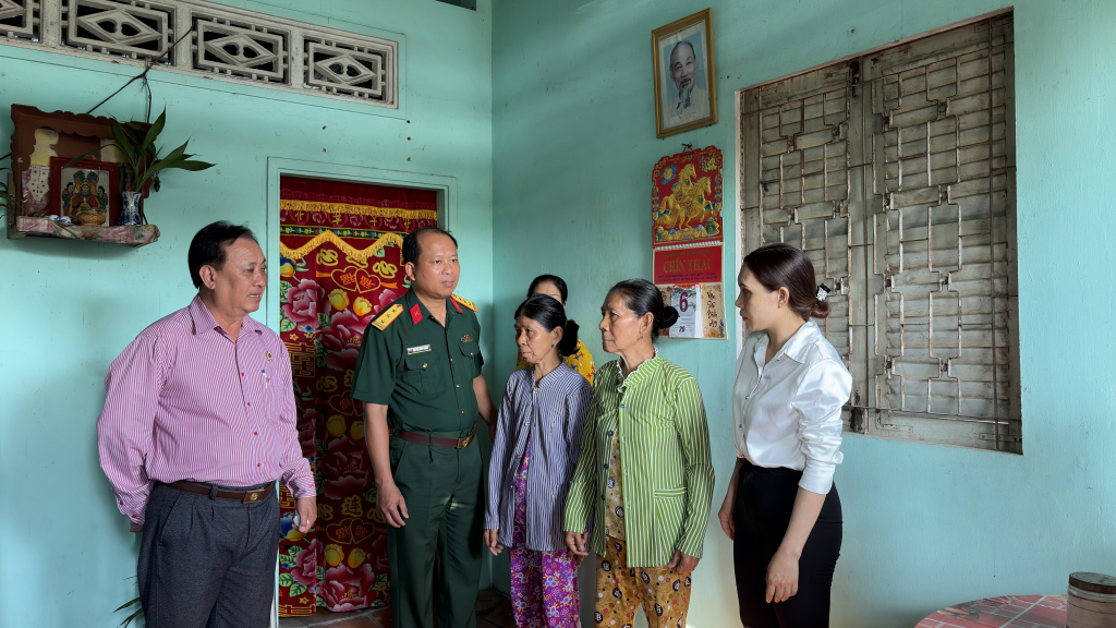 Đo&agrave;n khảo s&aacute;t tại hộ d&acirc;n tr&ecirc;n địa b&agrave;n x&atilde; T&acirc;n T&acirc;y