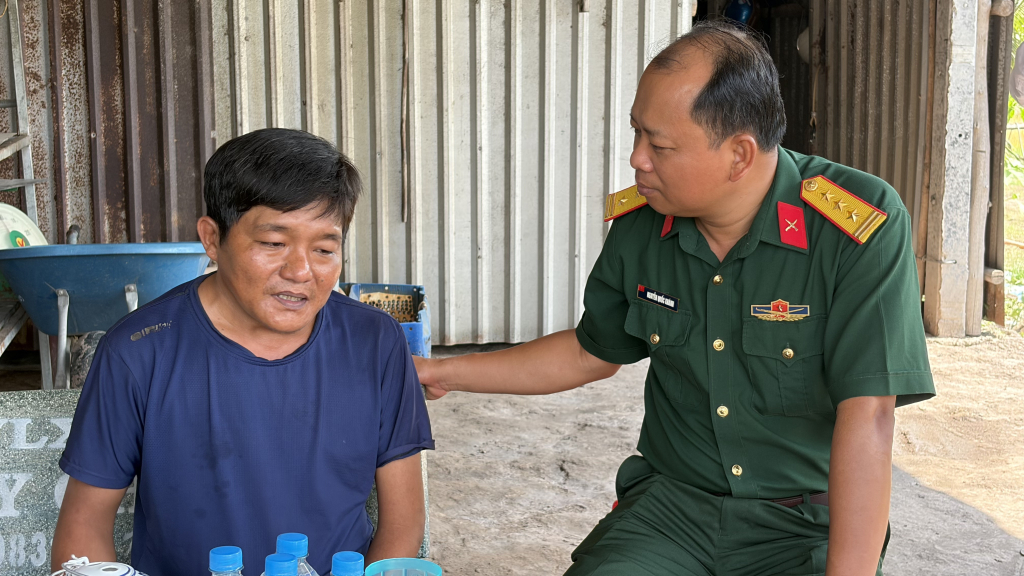Anh L&ecirc; Anh Dũng, ngụ x&atilde; Đức Huệ vui mừng khi nhận được hỗ trợ x&acirc;y nh&agrave;