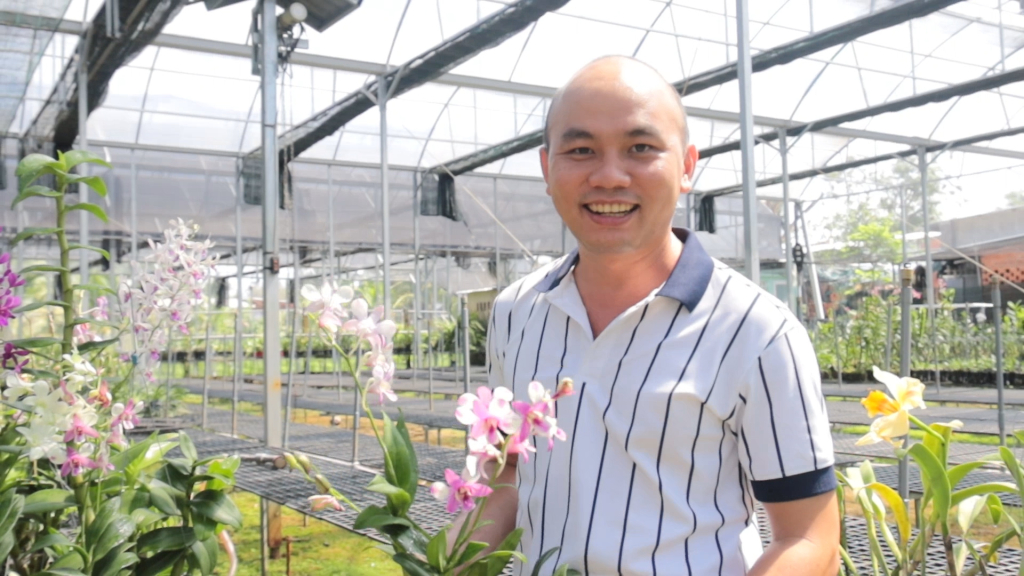 Để có được những chậu hoa lan đẹp, anh Lê Hoàng Nhân đã dành nhiều thời gian và công sức nghiên cứu kỹ thuật chăm sóc để có được thành quả như ngày hôm nay