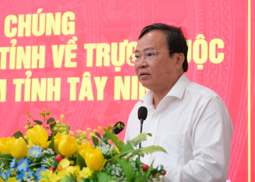 Phó Bí thư Tỉnh ủy, Chủ tịch UBND tỉnh Lê Văn Hẳn phát biểu tại hội nghị