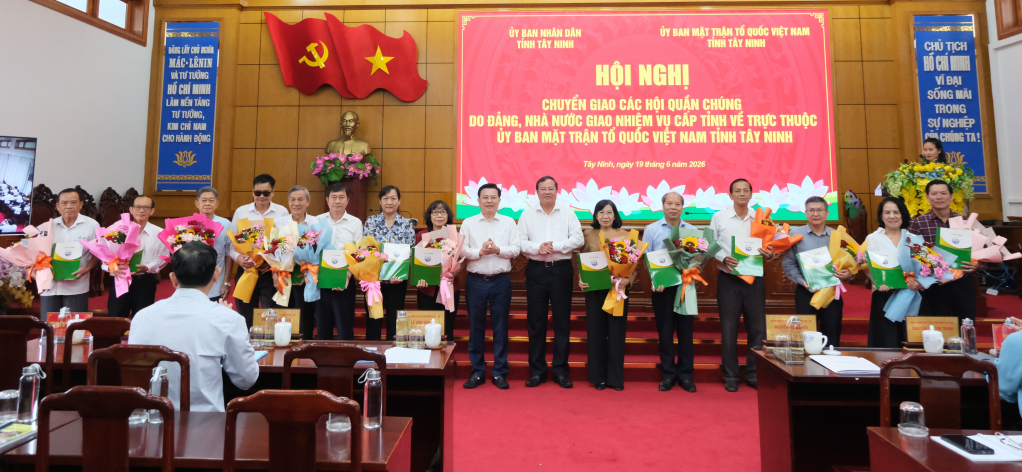 Phó Bí thư Tỉnh ủy, Chủ tịch UBND tỉnh Lê Văn Hẳn; Phó Bí thư Tỉnh ủy, Chủ tịch UBMTTQ Việt Nam tỉnh Nguyễn Thanh Hải trao quyết định và hoa cho các hội