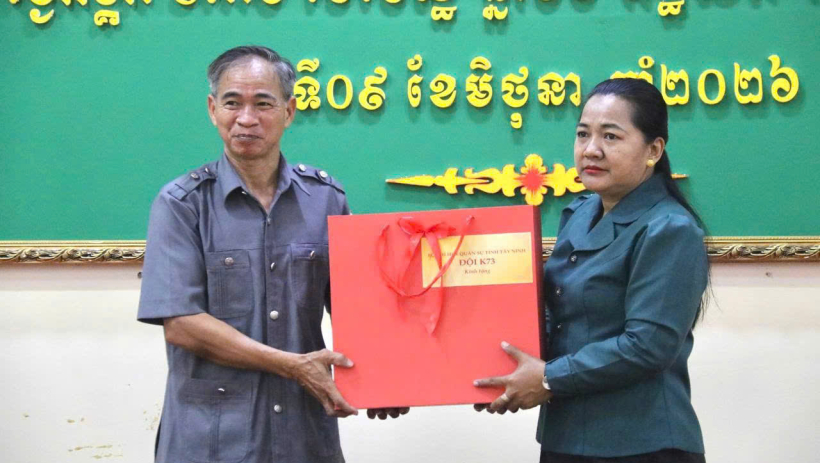 Đội K73 l&agrave;m việc với Ban Chuy&ecirc;n tr&aacute;ch tỉnh Svay Rieng