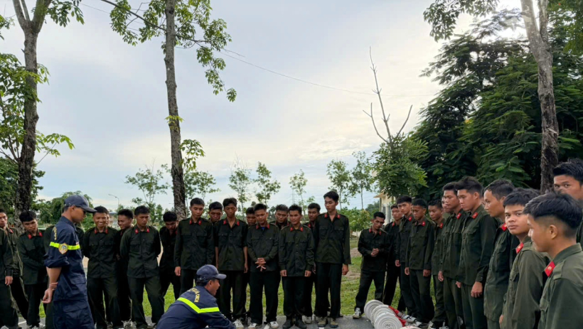 Huấn luyện nghiệp vụ chữa ch&aacute;y v&agrave; cứu nạn, cứu hộ cho chiến sĩ nghĩa vụ 
