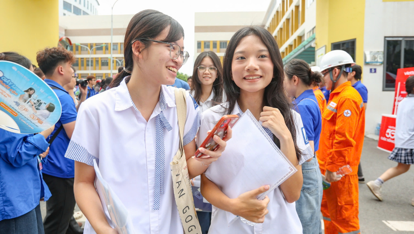 12 th&iacute; sinh bị đ&igrave;nh chỉ thi m&ocirc;n ngữ văn
