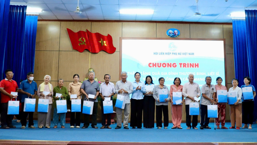 Chủ tịch Hội Liên hiệp Phụ nữ Việt Nam%20thăm,%20tặng quà các gia đình chính sách tỉnh Tây Ninh
