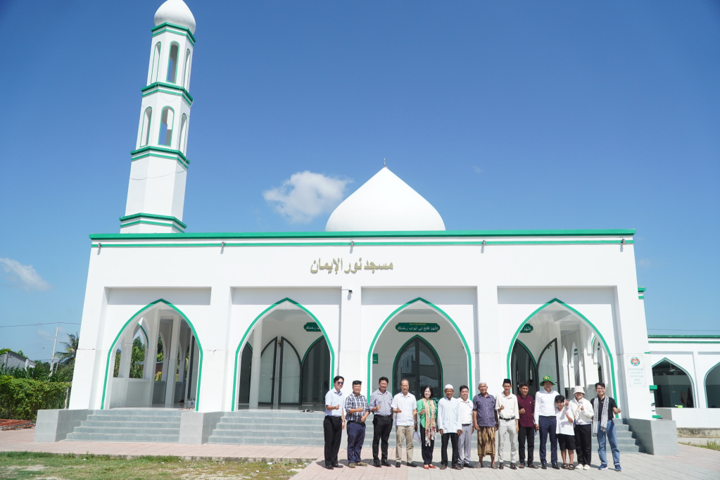 Đoàn đến khảo sát tại thánh đường hồi giáo Nurul Iman ở xã Tân Phú