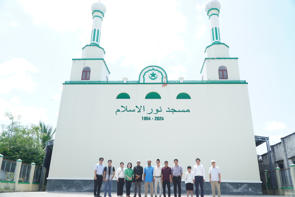 Đoàn khảo sát thánh đường hồi giáo Nurul Islam ở xã Tân Phú
