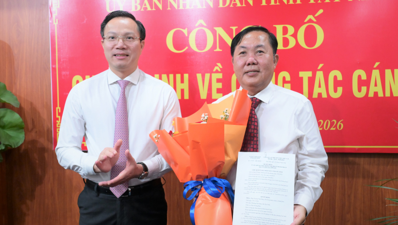 UBND tỉnh trao quyết định về công tác cán bộ