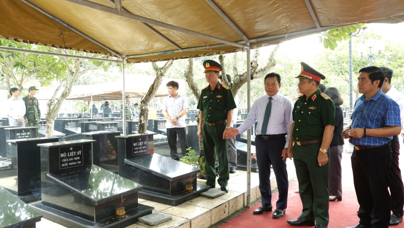 Thi&ecirc;ng li&ecirc;ng h&agrave;nh tr&igrave;nh t&igrave;m lại t&ecirc;n cho c&aacute;c anh