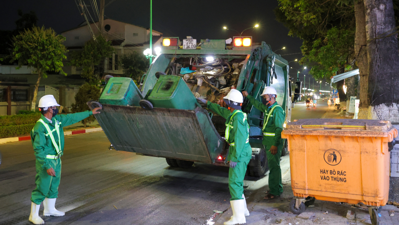 Lấy &yacute; kiến người d&acirc;n về gi&aacute; dịch vụ thu gom r&aacute;c thải: Cần h&agrave;i h&ograve;a giữa c&ocirc;ng bằng v&agrave; t&iacute;nh khả thi