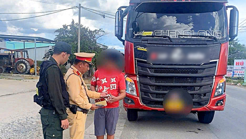 Xử l&yacute; nghi&ecirc;m c&aacute;c phương tiện&nbsp;dừng, đỗ sai quy định