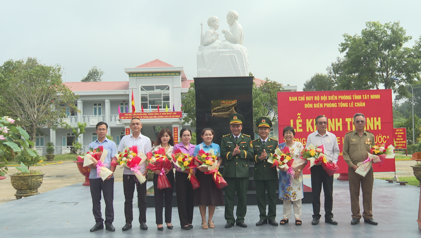 Đồn Bi&ecirc;n ph&ograve;ng Tống L&ecirc; Ch&acirc;n kh&aacute;nh th&agrave;nh tượng đ&agrave;i truyền thống