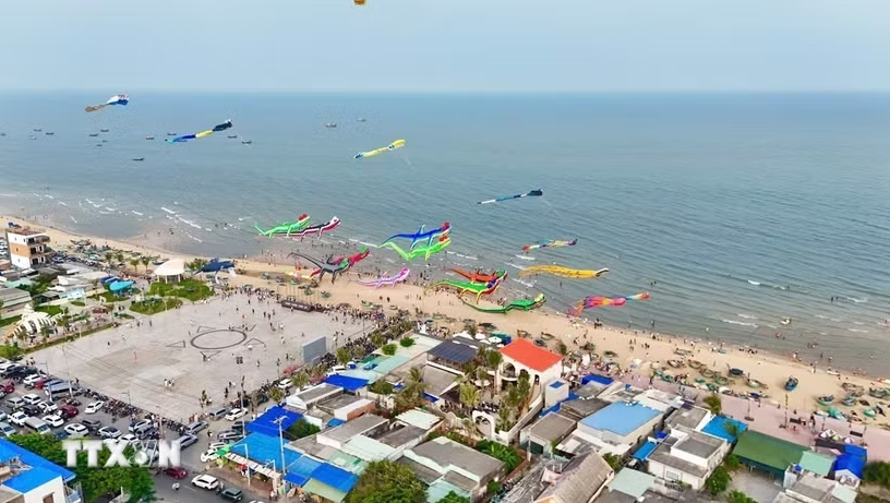 Biển Phước Hải - vẻ đẹp b&igrave;nh y&ecirc;n của l&agrave;ng ch&agrave;i b&ecirc;n bờ biển