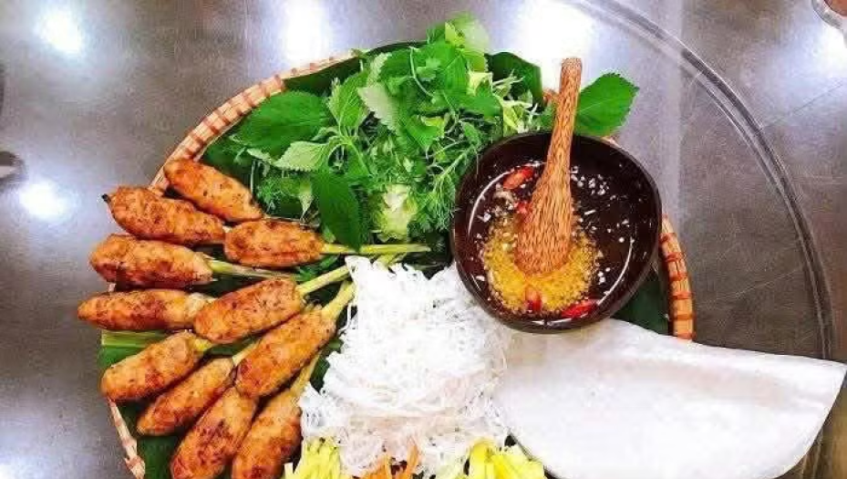 Nem lụi Huế - hương vị b&igrave;nh dị n&iacute;u ch&acirc;n thực kh&aacute;ch