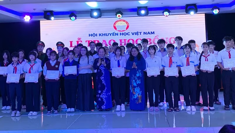 Lan tỏa tinh thần tự học từ học bổng "Học kh&ocirc;ng bao giờ c&ugrave;ng"