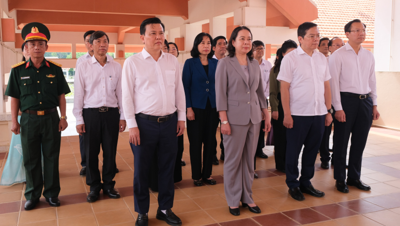 Ph&oacute; Chủ tịch nước V&otilde; Thị &Aacute;nh Xu&acirc;n viếng Khu di t&iacute;ch lịch sử quốc gia c&aacute;ch mạng tỉnh