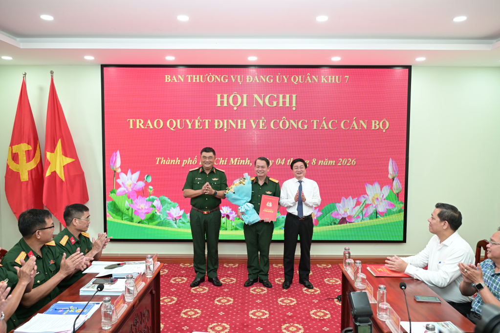 Ban Thường vụ Đảng ủy Quân khu 7 trao quyết định của Bộ Quốc phòng về việc bổ nhiệm Đại tá Nguyễn Thành Tâm - Chỉ huy trưởng Bộ Chỉ huy quân sự tỉnh Tây Ninh giữ chức Phó Tư lệnh Bộ Tư lệnh TP.HCM