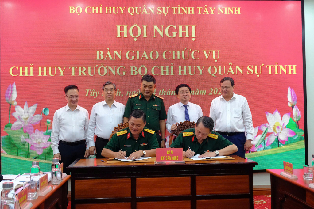 Nghi thức bàn giao chức vụ Chỉ huy trưởng Bộ Chỉ huy Quân sự tỉnh Tây Ninh 