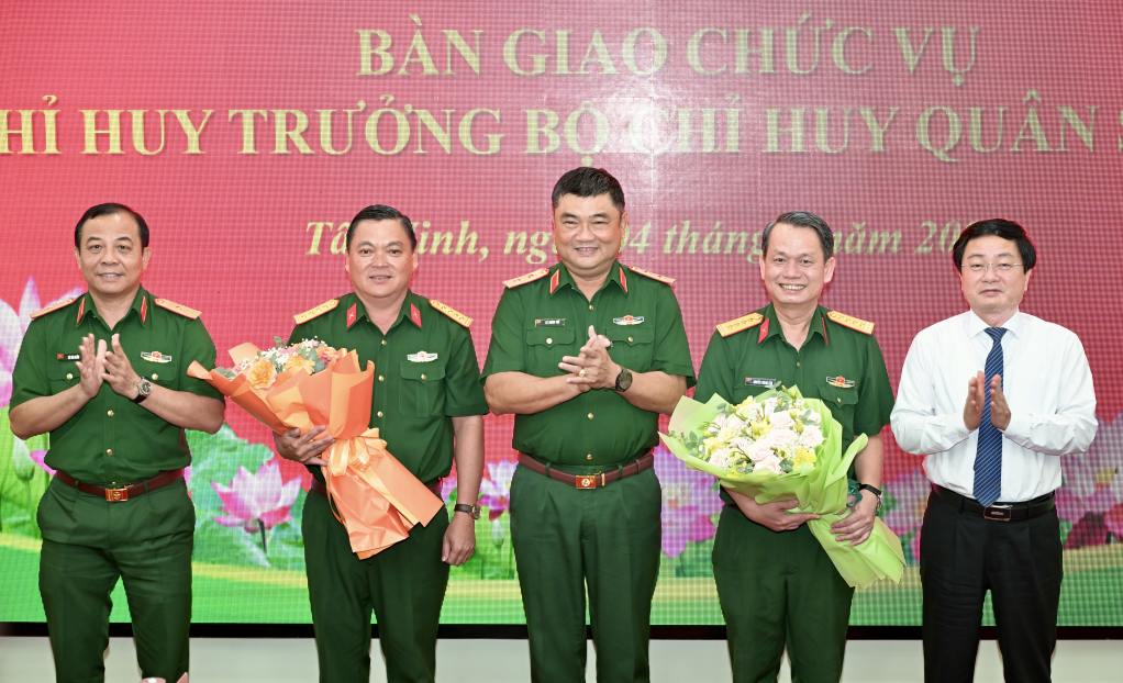 Lãnh đạo Quân khu 7, Tỉnh uỷ Tây Ninh tặng hoa chúc mừng 2 đồng chí vừa nhận nhiệm vụ mới