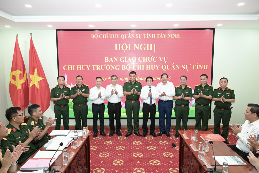 Lãnh đạo Quân khu 7, Thành uỷ TP.HCM và Tỉnh uỷ Tây Ninh chúc mừng 2 đồng chí đã bàn giao xong nhiệm vụ