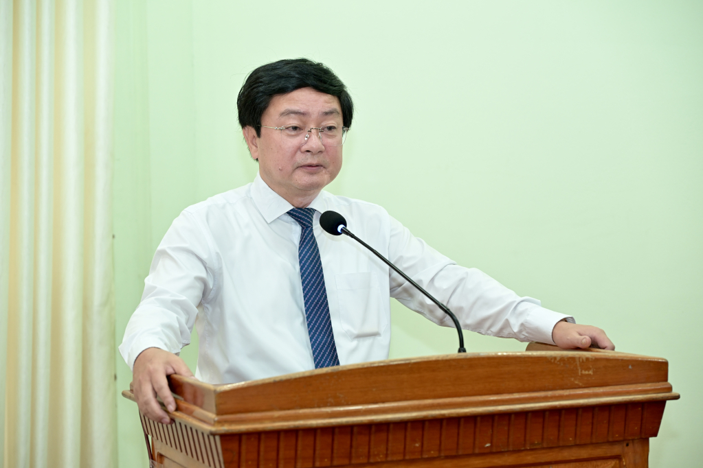 Ủy viên Ban Chấp hành Trung ương Đảng, Bí thư Tỉnh ủy, Bí thư Đảng uỷ Quân sự tỉnh Tây Ninh - Nguyễn Văn Quyết chúc mừng 2 đồng chí nhận nhiệm vụ mới