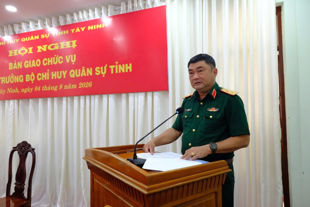 Trung tướng Lê Xuân Thế - Ủy viên Ban Chấp hành Trung ương Đảng, Tư lệnh Quân khu 7 giao nhiệm vụ cho 2 đồng chí 