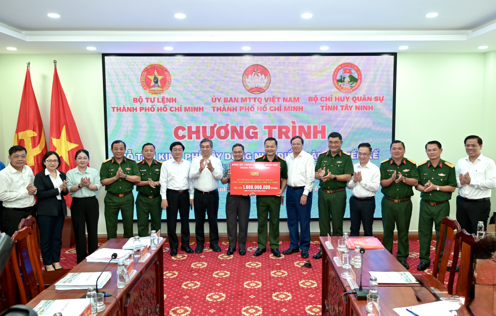 Ủy ban MTTQ Việt Nam TP.HCM trao kinh phí an sinh xã hội cho Bộ Chỉ huy Quân sự tỉnh Tây Ninh 