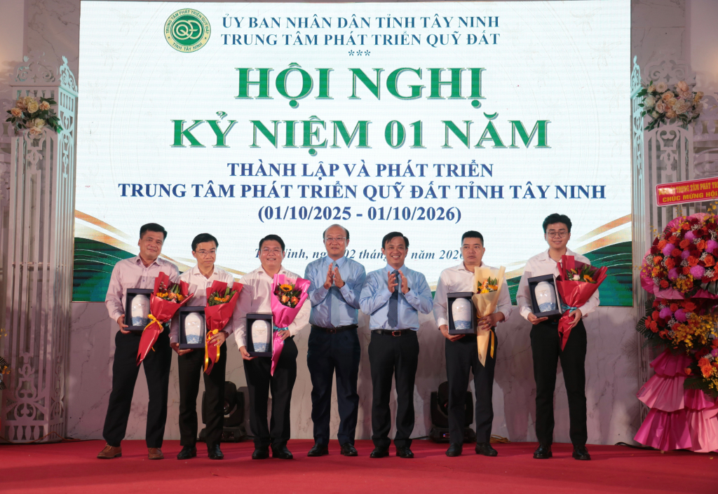 Lãnh đạo Trung tâm Phát triển quỹ đất tỉnh Tây Ninh tặng quà tri ân các chủ đầu tư, doanh nghiệp và đối tác đã đồng hành, phối hợp Trung tâm trong thời gian qua