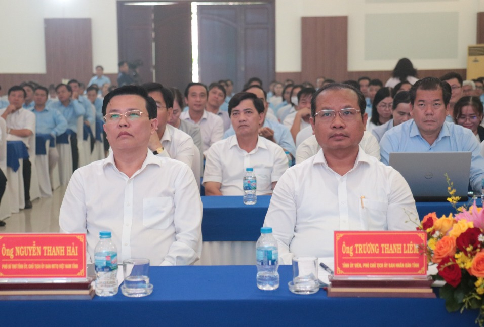 Phó Bí thư Tỉnh ủy, Chủ tịch UBMTTQ Việt Nam tỉnh Nguyễn Thanh Hải và Tỉnh ủy viên, Phó Chủ tịch UBND tỉnh Trương Thanh Liêm dự hội nghị